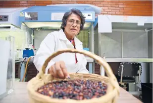  ?? ?? La científica mexicana Esperanza Martínez Romero, laureada de 2020, destaca por su trabajo pionero en el uso de bacterias amigables.