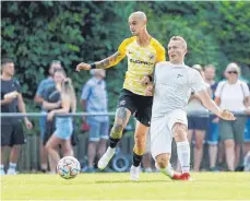  ?? FOTO: VOLKER STROHMAIER ?? Der Ochsenhaus­er Mathias Brinsa (li.) und Mietingens Lukas Schick könnten sich auch im Rückspiel wieder in die Quere kommen.