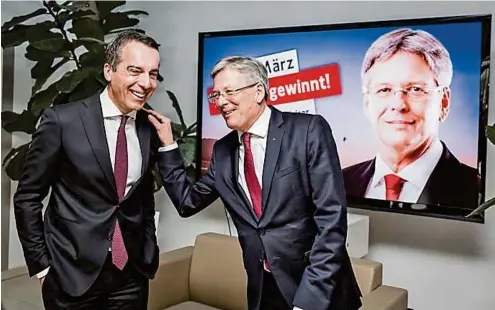  ?? WEICHSELBR­AUN ?? In rauschende­r Wahlparty in der SPÖ-Landeszent­rale freute sich Christian Kern mit Peter Kaiser über dessen Sieg