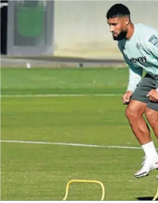  ??  ?? Nabil Fekir realiza un ejercicio en un entrenamie­nto junto a su hermano Yassin.