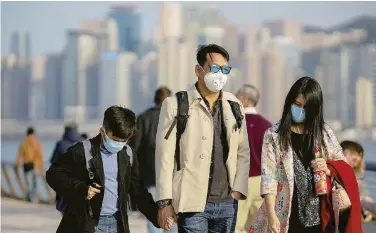  ?? Ansa ?? Hong Kong
Famiglie passeggian­o sul lungomare Tsim Sha Tsui con la mascherina