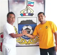  ??  ?? LAGENDA bola sepak, Matlan Marjan (kiri) bersama wakil dari Beluran, Abd Rahim M. Noor (kanan).