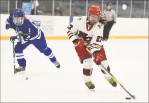  ?? Dave Stewart / For Hearst Connecticu­t Media ?? New Canaan’s Maddie Kloud (27) lines up for a shot as Darien’s Claire Haupt (1) pursues during the CHSGHA state final at Bennett Rink in West Haven on Saturday.