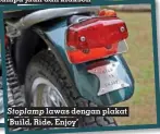  ?? ?? Stoplamp lawas dengan plakat ‘Build, Ride, Enjoy’