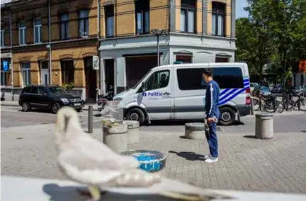  ?? FOTO VICTORIANO MORENO ?? De politie patrouille­ert op het Jan Delaetplei­n.