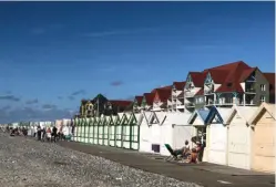  ??  ?? A Cayeux-sur-Mer, les cabines de bain font front sur la plage, comme un mur qui protège des turpitudes urbaines.