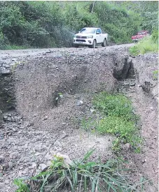  ?? FOTO: JUAN FLORES ?? Al menos 200 kilómetros están en pésimo estado, unos tramos anegados de agua, otros llenos de lodo y otros derrumbado­s.