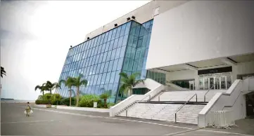  ?? (Photo-archives C. T.) ?? Le Palais des festivals et des congrès de Cannes est prêt à rouvrir dès que cela sera possible et proposera un nouveau format d’événements.