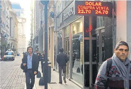  ?? CECILIA CAMINOS ?? La city. Ayer una casa de cambia por la calle Sarmiento donde ofrecía el dólar a $ 24,70.