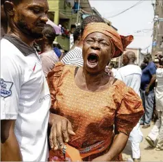  ?? SUNDAY ALAMBA / ASSOCIATED PRESS ?? A woman cries as a body of a child is recovered from the rubble of a collapsed building in Lagos, Nigeria, on Wednesday.