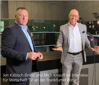  ??  ?? Jen Kabisch (links) und Mick Knauff im Interview für Wirtschaft TV an der Frankfurte­r Börse.