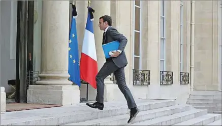  ??  ?? Le 8e et plus jeune président de la Ve République a monté comme une flèche les marches jusqu’à l’Elysée.