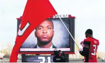  ?? FILES ?? The Calgary Stampeders honoured Mylan Hicks after his death in 2016, and his former teammates were thinking of him again Sunday.