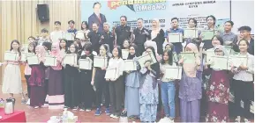  ?? ?? TAHNIAH: Dr Abdul Rahman (berdiri belakang tujuh kiri) dan tetamu bersama pelajar-pelajar cemerlang SPM 2021 dengan hadiah masing-masing.