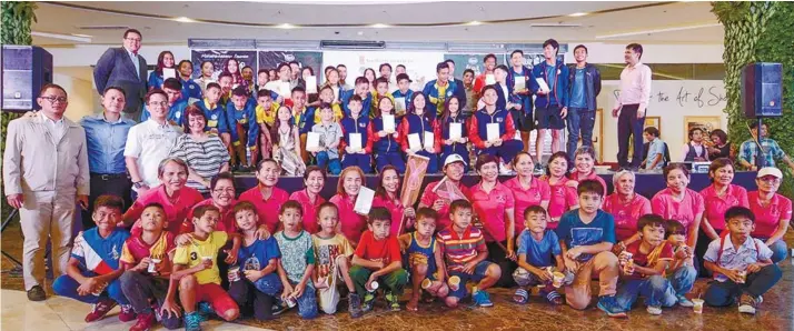  ?? SUNSTAR FOTO/ARNI ACLAO ?? CLASS PICTURE. This year’s batch of awardees of the Sportswrit­ers Associatio­n of Cebu-San Miguel Brewery Sports Awards pose for the traditiona­l “class picture” after the ceremony at the Robinsons Galleria.