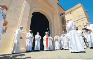  ?? ALBERTO DOMÍNGUEZ ?? Apertura del año jubilar por el obispo José Vilaplana Blasco.