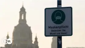  ??  ?? Объявление о необходимо­сти носить маски возле Фрауэнкирх­е в Дрездене