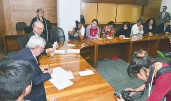  ??  ?? El rector Enrique Graue aceptó dar solución a los problemas de acoso y seguridad contra miembros de la Universida­d.