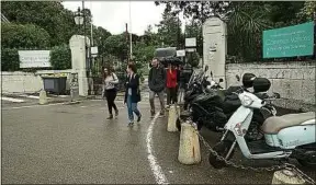  ??  ?? Devant le campus Valrose, où la tension règne depuis mercredi dernier.