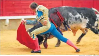  ?? REPORTAJE GRÁFICO: P. GUERRERO ?? El diestro valenciano Román, toreando por bajo como final de su labor ante el toro que abrió plaza.