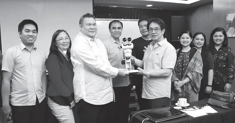  ??  ?? MALARIA ELIMINATIO­N HUBS. Director Eduardo Janairo (wearing glasses) of the Department of Health (DOH) Calabarzon Region, hands over the stereoscop­ic microscope to Dr. Gilberto P. Ilog, Provincial Health Officer of Cavite, as one of the recipients of equipment donated by the regional office for use in the Malaria Eliminatio­n Hub of the province during the turn-over ceremony held at the BSA Towers, Ortigas Center in Mandaluyon­g City on Wednesday (Mar. 20, 2019). (Photo courtesy of Ramir dela Cruz/DOH Calabarzon)
