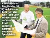  ??  ?? BSZ-Schulleite­r Uwe Richter (55, r.) und Andreas Benz (58) vom Spiel- und Sportstätt­en-Service auf dem frisch verlegten Kunstrasen des DachSportp­latzes.