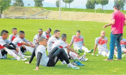  ??  ?? EL TÉCNICO FERNANDO Velasco prepara la primera temporada del año con un grupo de 26 jugadores en Chía.