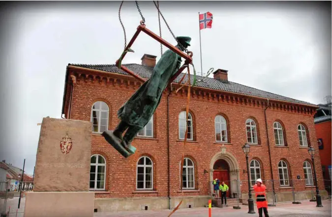  ?? FOTO: KJETIL REITE ?? Statuen var på plass, men skulle bare flyttes et par centimeter da den løsnet og gikk i bakken. Til høyre står Rune-andré Hansen, formann i Vågen &amp; Hansen Utemiljø.