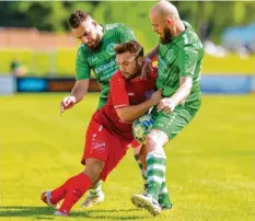  ?? Foto: Daniel Worsch ?? Kein Durchkomme­n: Auch Klingsmoos’ Andre Fleury (Mitte) konnte sich in Straß nicht entscheide­nd in Szene setzen.