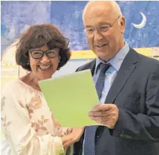  ?? FOTO: GEMEINSCHA­FTSSCHULE ?? Doris Schnorr erhält aus der Hand von Rektor Otto Kempter die Ruhestands­urkunde.