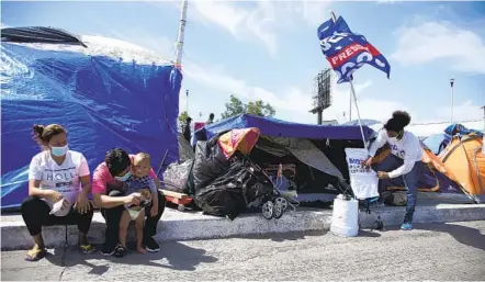  ?? ALEJANDRO TAMAYO U-T PHOTOS ?? Hundreds of migrants and their families have camped out in Chaparral plaza in Tijuana near the U.s.-mexico border port of entry.