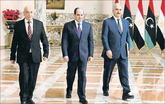  ?? -/AFP ?? Abdul Fattah al-Sissi, flanquejat pel mariscal Khalifa Haftar (dreta) i el president del Parlament libi, Aguila Salih, dissabte al Caire