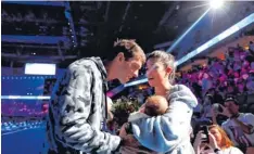  ?? Foto: Al Bello, afp ?? Happy family: Michael Phelps mit seiner Verlobten Nicole Johnson und Sohn Boomer nach der Siegerehru­ng bei den US-Meistersch­aften.