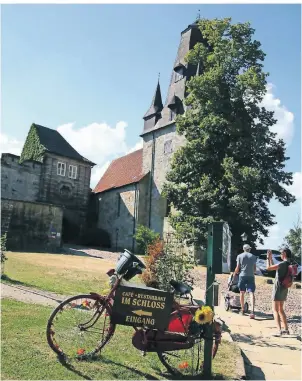  ?? FOTOS: STEPHAN BRÜNJES ?? Wer das Münsterlan­d mit dem Rad erkundet, erreicht dabei zahlreiche Schlösser und Burgen – so wie Burg Bentheim.