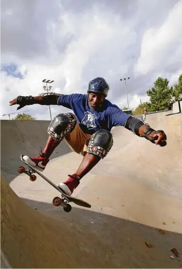  ?? MichaelWyk­e / Contributo­r ?? Above: Derrick Hayes became a mentor to Ty’Rae Carter. The two often have been the only Black skateboard­ers skating transition, meaning a course and bowls.