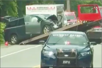  ??  ?? 長島綠港發生華人一死­六傷車禍事故後，警方立即封鎖事故現場­處理。(NBC視頻截圖)