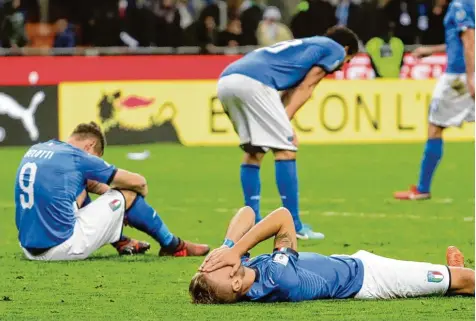  ?? Foto: Luca Bruno/dpa ?? Italien am Boden – erstmals seit 60 Jahren geht 2018 eine Weltmeiste­rschaft ohne die Azzurri über die Bühne. Klar, dass auch italienisc­he Fans aus dem Wittelsbac­her Land sehr enttäuscht waren. So sehen sie das historisch­e Scheitern.