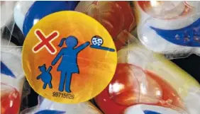  ?? ASSOCIATED PRESS FILE PHOTO ?? A warning label is attached to a package of Tide laundry detergent packets in Houston. Procter & Gamble said it’s working to stop the “Tide Pod challenge,” a social media-fueled trend in which teenagers eat single-load laundry detergent packets.