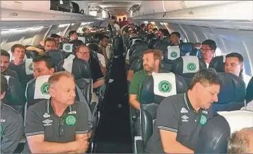  ?? FOTOS: AP Y CEDOC PERFIL ?? ULTIMA POSTAL. Los jugadores de fútbol del equipo brasileño en el fatídico vuelo a Medellín.
