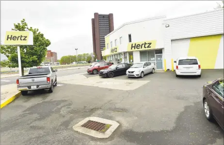  ?? Peter Hvizdak / Hearst Connecticu­t Media ?? The Hertz car rental location at 1 George St. in New Haven on Saturday.