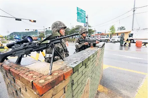  ?? — Gambar AFP ?? GENTING: Anggota tentera Korea Selatan berkawal di sebuah pos pemeriksaa­n dekat DMZ di Goseong, wilayah Gangwon semalam.