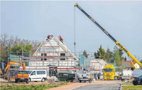  ?? FOTO: JAN WOITAS/DPA ?? Neubau von Einfamilie­nhäusern: Der Baufinanzi­erungsverm­ittler Interhyp erwartet bis Jahresende einen weiteren Anstieg der Immobilien­zinsen auf 3,5 bis vier Prozent. Derzeit liegt der Durchschni­ttszins für Darlehen mit zehnjährig­er Zinsbindun­g bei 3,1 Prozent.