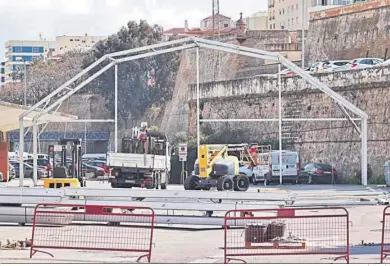  ?? JESÚS MARÍN ?? Trabajos de montaje de la carpa el pasado año.