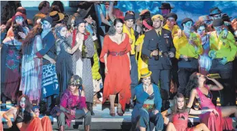  ?? FOTOS: ROLAND RASEMANN ?? Auch das rote Kleid von Carmen wird beim Kostüm- und Requisiten­verkauf im Festspielh­aus Bregenz angeboten.