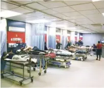  ??  ?? Atenciones. Pacientes lesionados por accidentes de tránsito, riña e intoxicaci­ón alcohólica en la emergencia de un hospital de la capital.