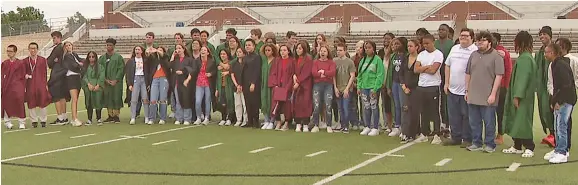  ?? Photo: Fox 4 ?? The 35 sets of twins and one set of triplets graduating from Mansfield Independen­t School District.