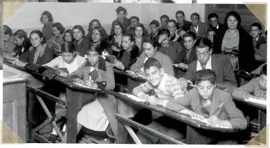  ??  ?? ALFABETIZA­CIÓN
MASIVA. Durante los casi cinco años de gobierno republican­o, se crearon miles de escuelas mixtas en todos los rincones de España. Arriba, una clase en el aula de una escuela madrileña en 1932.