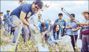  ?? ERNIE PENAREDOND­O/PHOTO ?? DILG Secretary Benhur Abalos and Malabon City Mayor Jeanni Sandoval lead the clean-up drive at the Dampalit Megadike Park in Malabon City yesterday.