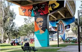  ?? (Lourdes Almeida) ?? Chicano Park San Diego “Este es un parque construido para los migrantes mexicanos que ya están establecid­os en San Diego California. Todos los murales están realizados por artistas “chicanos”. “Chicano” suele designarse a los habitantes de Estados Unidos que tienen orígenes mexicanos. La palabra, como tal, es producto de un acortamien­to de mexicano (xicano).”