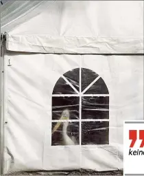  ??  ?? Bereits seit Dezember sind die Krauskopfp­elikane im Schönbrunn­er Tiergarten in einem sparaten Zelt untergebra­cht. Ein Plakat, das über die Vogelart informiert.